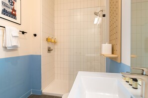 Shower, hair dryer, towels - Conway by AvantStay | Studio in the Heart of Nashville | Walk to Broadway (Nashville)