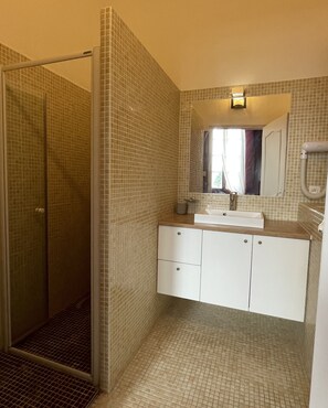Dusche, Haartrockner, Handtücher, Seife