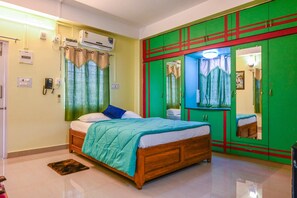 Habitación doble exclusiva | Ropa de cama de alta calidad, edredón y escritorio 