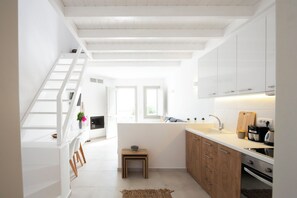 Apartament Deluxe, 1 dormitori, cuina, vistes a la piscina | Cuina privada | Frigorífic gran, forn, placa de cuina i cafetera exprés