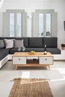 Apartamento Deluxe, 1 habitación, cocina, entresuelo | Zona de estar | Televisión LCD de 32 pulgadas con canales por satélite, Netflix