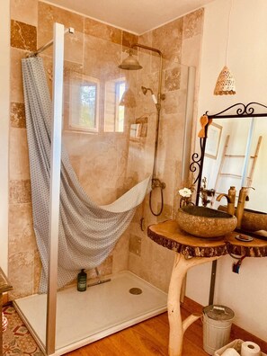 Shower, hair dryer, towels, soap - Charming wooden bohemian chalet for 2/3 guests near Contis (Saint-Julien-en-Born)