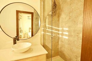 Bidet, Handtücher, Seife, Toilettenpapier
