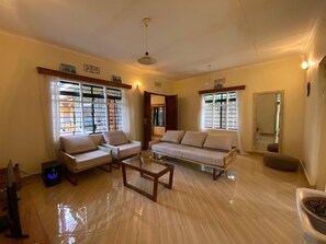 TV, stereo, printers - Casa Mianzini (Arusha)