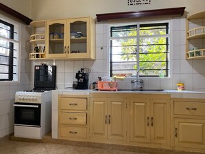 Fridge, oven, coffee/tea maker, toaster - Casa Mianzini (Arusha)