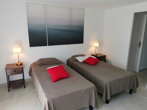 4 عدّة غرف نوم ومكواة/لوح كي وواي فاي وملاءات أسرّة