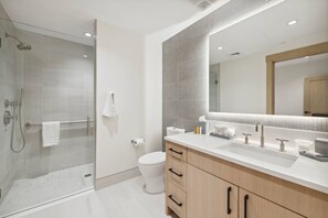 シャワー、ヘアドライヤー、タオル