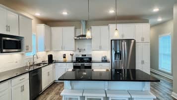 Kylskåp, mikrovågsugn, ugn och spishäll