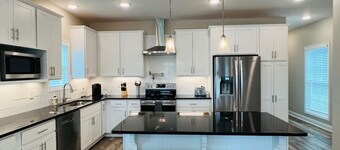 Luxury Medical District Home, EV Charger, Gated #8