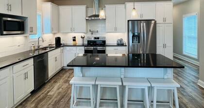 Luxury 4B/4.5b Home, EV Charger, deck by MCG #8