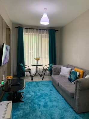 都會公寓 | 起�居區 | 34-吋智慧型電視，提供數位頻道