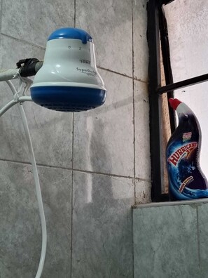 Estudio Elite | Baño | Regadera, regadera tipo lluvia, amenidades de baño gratuitas, pantuflas 