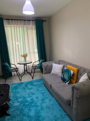 都會公寓 | 起居區 | 34-吋智慧型電視，提供數位頻道