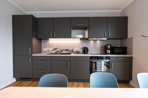 Fridge, microwave, oven, stovetop - Moderne & Familienfreundliche Ferienwohnung am Goitzschesee (Muldestausee)