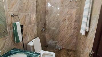 Shower, rainfall showerhead, free toiletries, towels