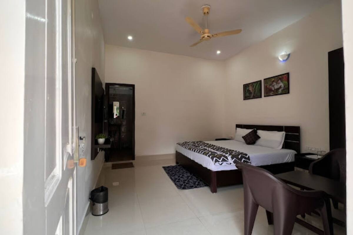 Deluxe Double Room, Multiple Beds, City View | WiFi (free), bed sheets