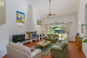 Fireplace - Beach Villa Casa de Amanhã, 450 Mts. to the Beach With a Private Garden and Pool (Albufeira)