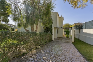 Property grounds - Beach Villa Casa de Amanhã, 450 Mts. to the Beach With a Private Garden and Pool (Albufeira)