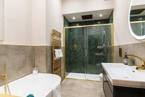 Een douche, een haardroger, handdoeken