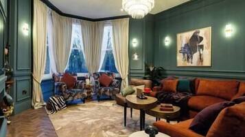 スマートテレビ、暖炉、書庫