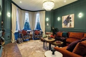 Smart-TV, Kamin, Bücher