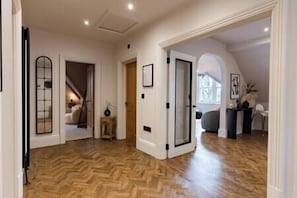 11 slaapkamers, een bureau, een strijkplank/strijkijzer, reisbedje