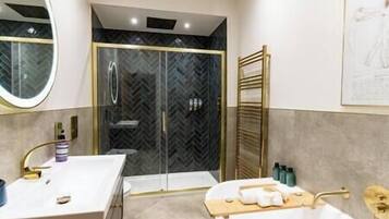 Dusche, Haartrockner, Handtücher