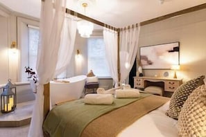 11 slaapkamers, een bureau, een strijkplank/strijkijzer, reisbedje