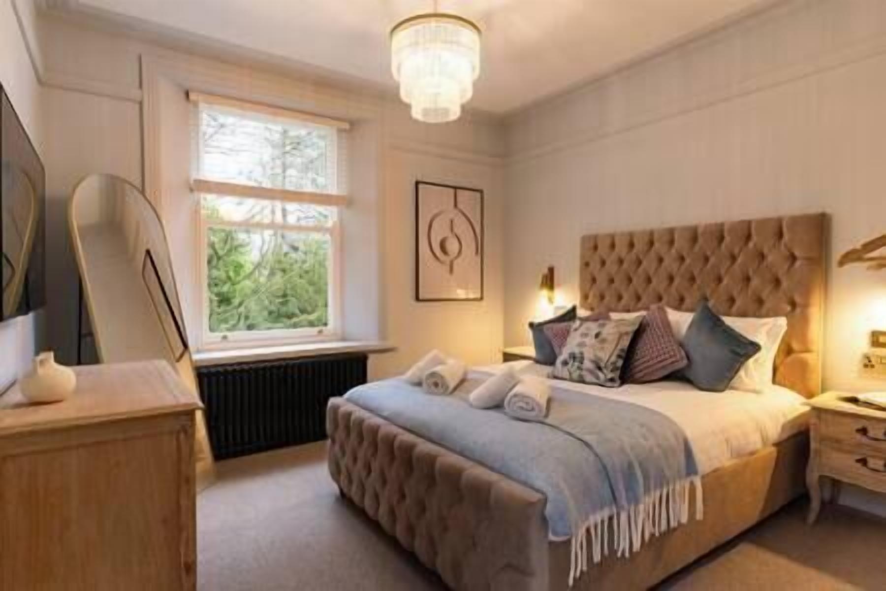 11 slaapkamers, een bureau, een strijkplank/strijkijzer, reisbedje