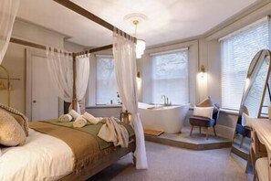 11 Schlafzimmer, Schreibtisch, Bügeleisen/Bügelbrett, Reisekinderbett