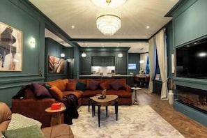 Smart-TV, Kamin, Bücher