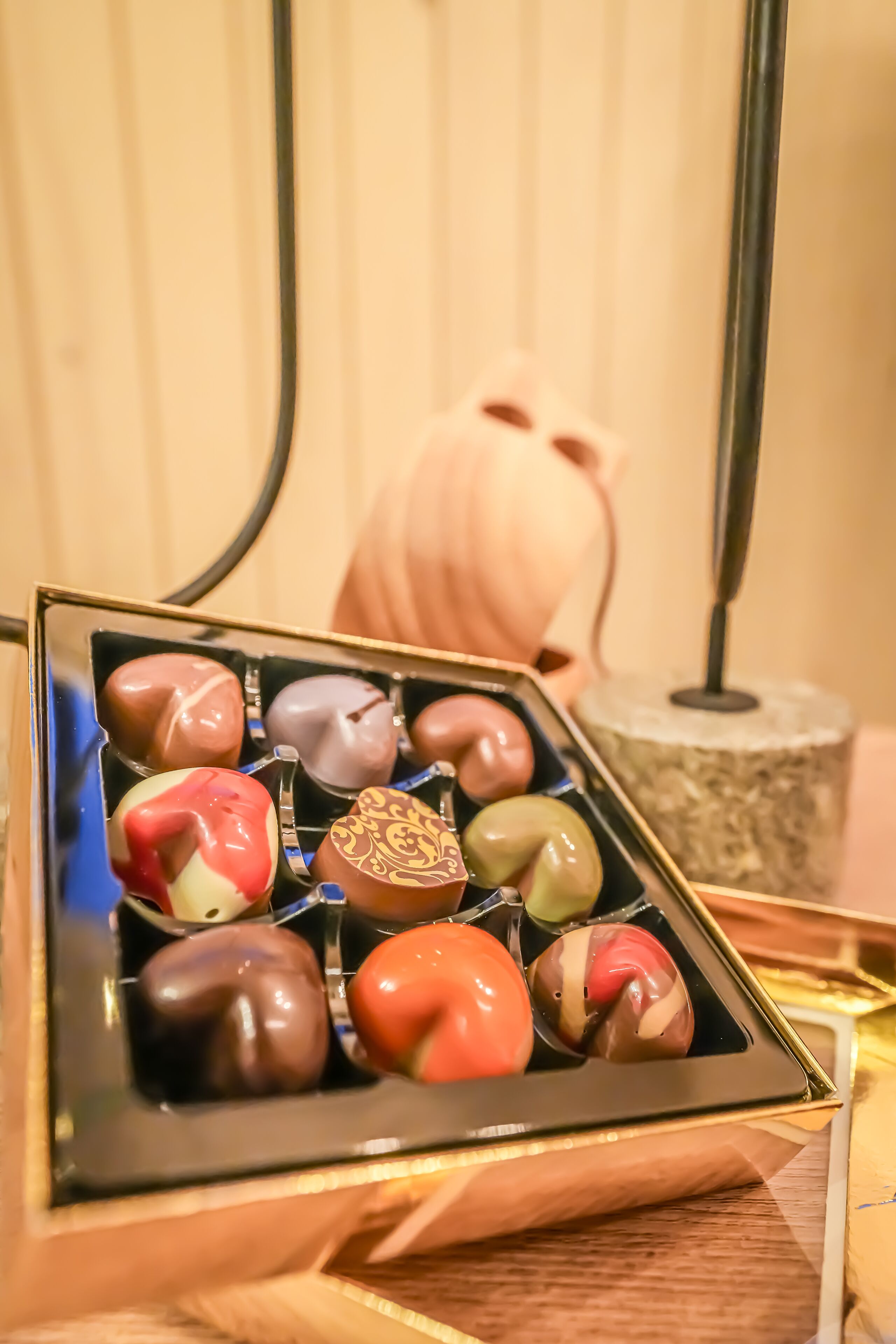 Une vitrine contenant diverses sortes de chocolats.