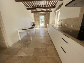 Fridge, microwave, oven, stovetop - La Bonamourde, Tout Confort, Piscine & Clim (Caderousse)