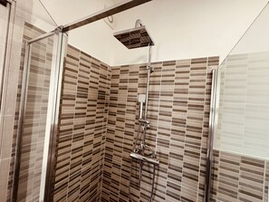 Een douche,  milieuvriendelijk toiletgerief, een haardroger, een bidet
