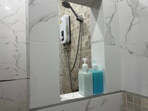 Habitación estándar doble | Baño | Ducha y cabezal de ducha tipo lluvia