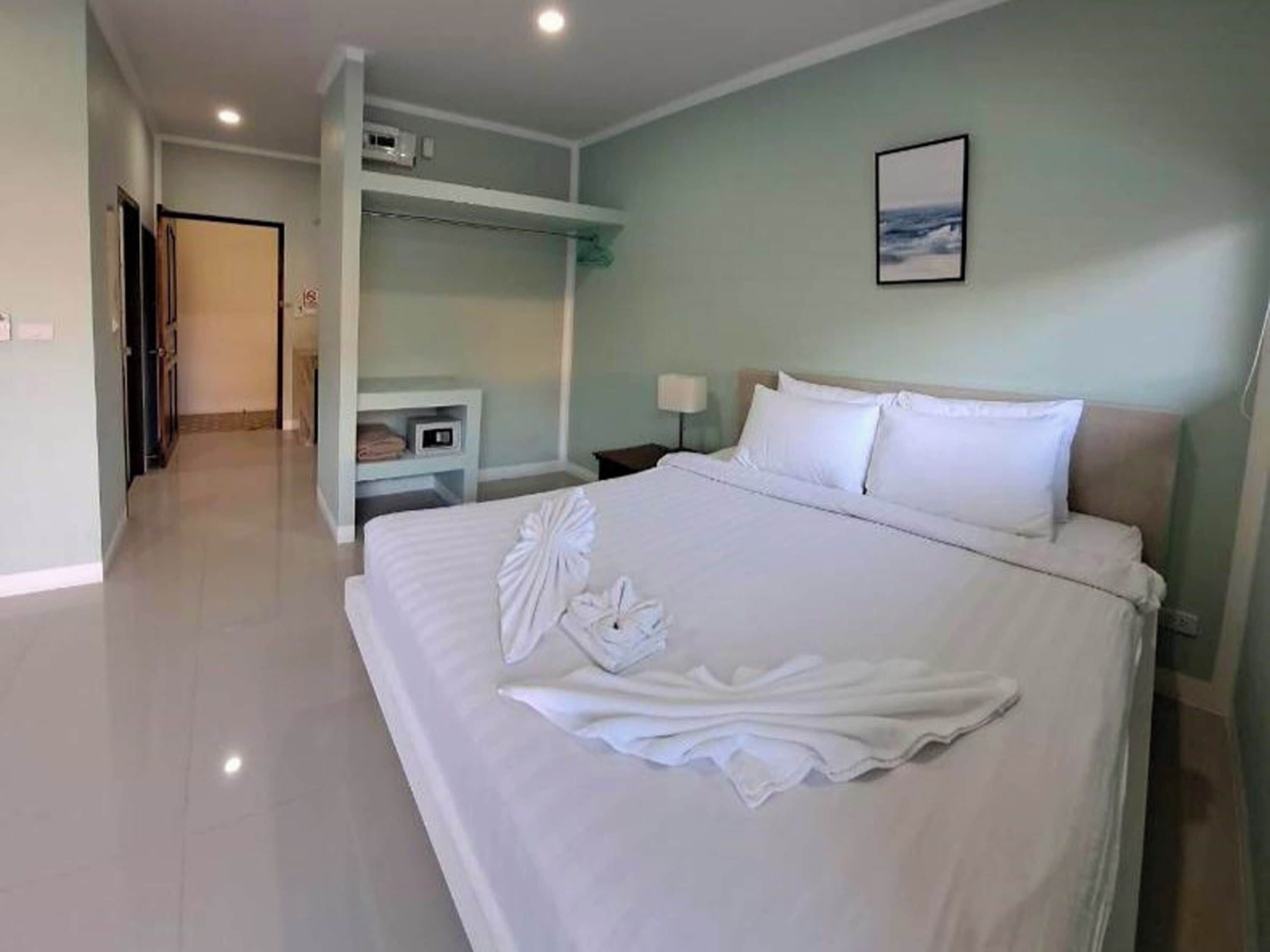 Standard Double Room | In-room safe, desk, WiFi (free), bed sheets