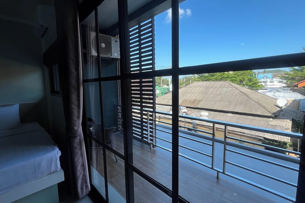 J & Ariya Hotel