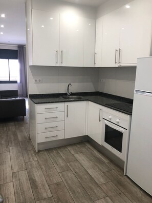 Private kitchen - Sunny 3bedroom, Walking Distance to Camp Nou (L'Hospitalet de Llobregat)