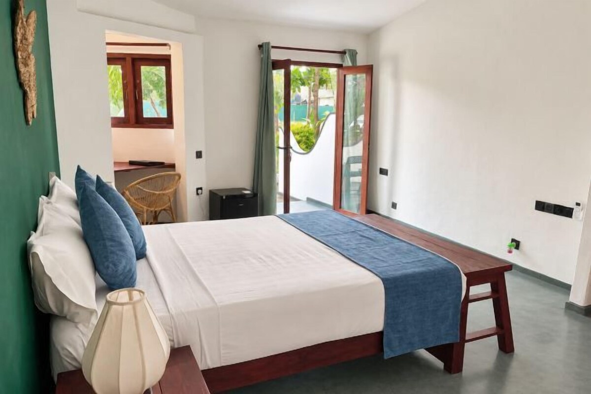 Minibar, két bảo mật tại phòng, bàn 