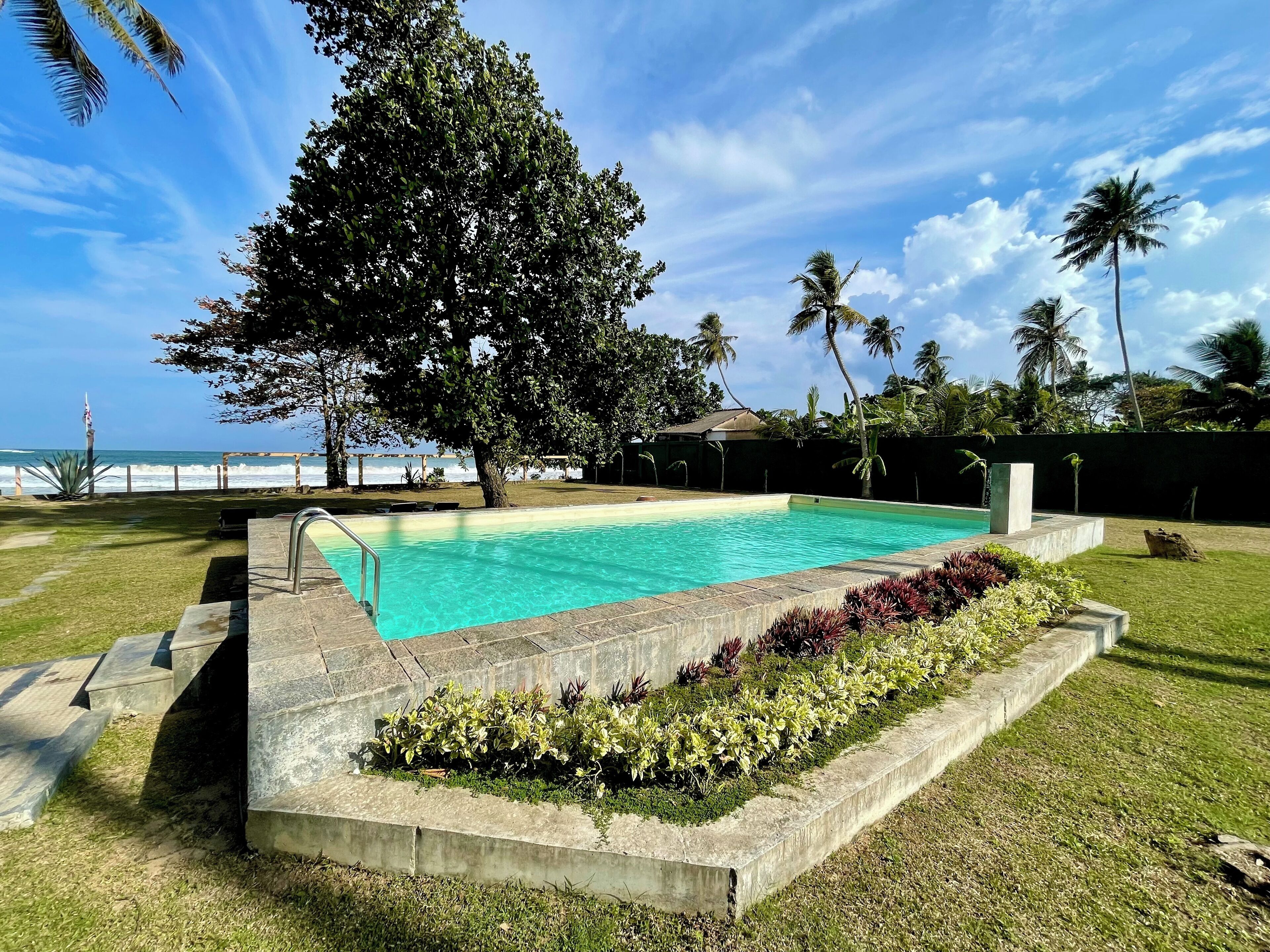 Außenpool, Sonnenschirme, Liegestühle