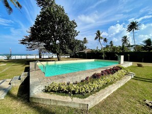 Outdoor pool, pool umbrellas, sun loungers - Casa Smeralda (Batigama)