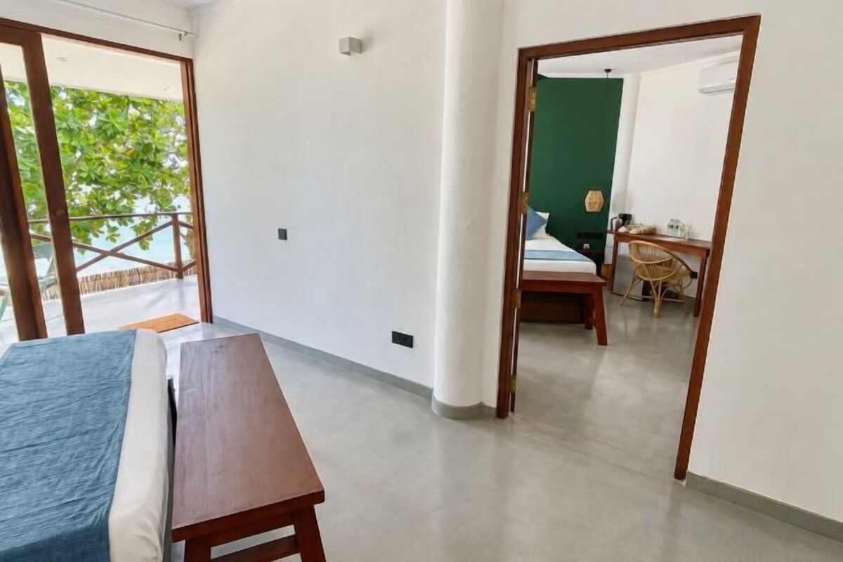 Minibar, caja de seguridad en la habitación y escritorio 