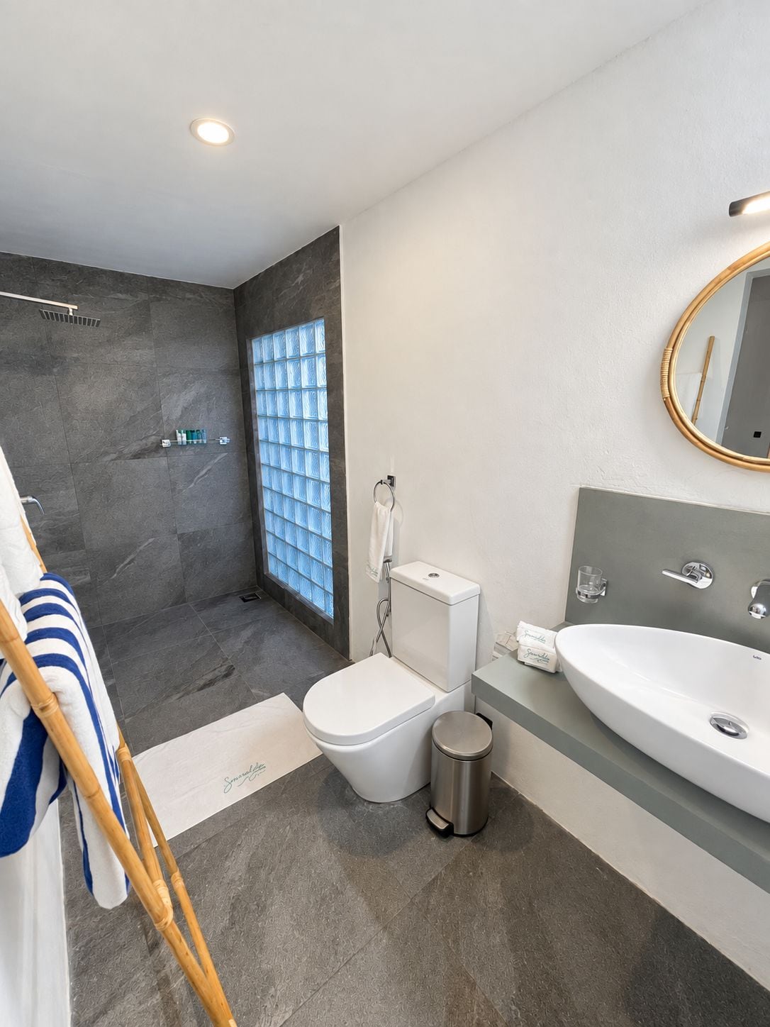 Un baño moderno con ducha, inodoro y lavamanos.
