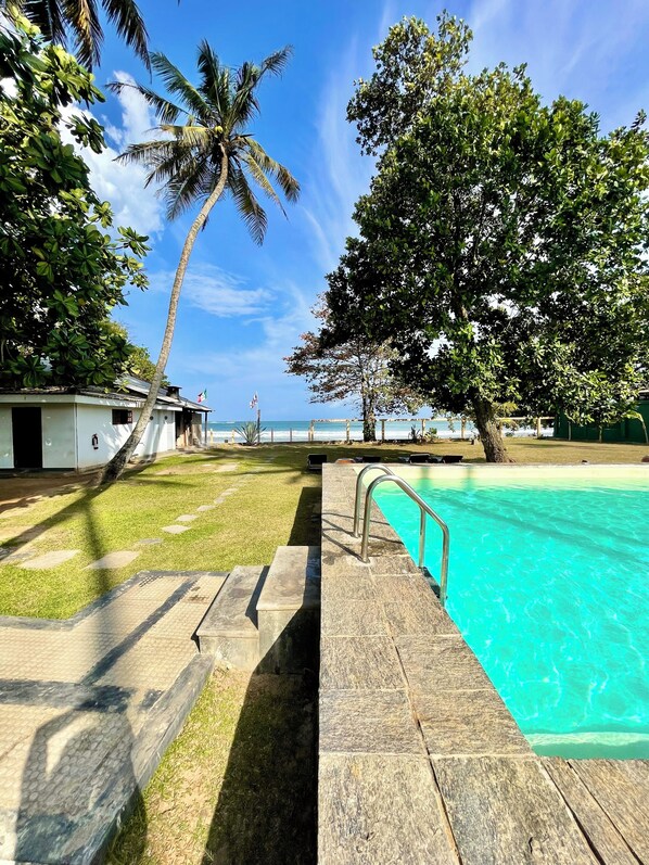Outdoor pool, pool umbrellas, sun loungers - Casa Smeralda (Batigama)