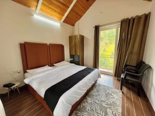 An independent Cottage with mountain view and 10 minutes walk from the lake.