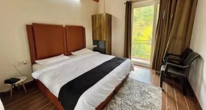 An independent Cottage with mountain view and 10 minutes walk from the lake.