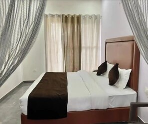 3 bedrooms, in-room safe, desk, free WiFi