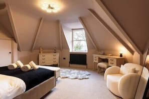 3 bedrooms, desk, iron/ironing board, travel crib