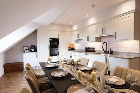 Dining - Longshaw Loft - Family 3 Bed Apt WiFi & Parking (Buxton)