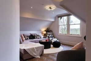 Smart TV, books - Longshaw Loft - Family 3 Bed Apt WiFi & Parking (Buxton)